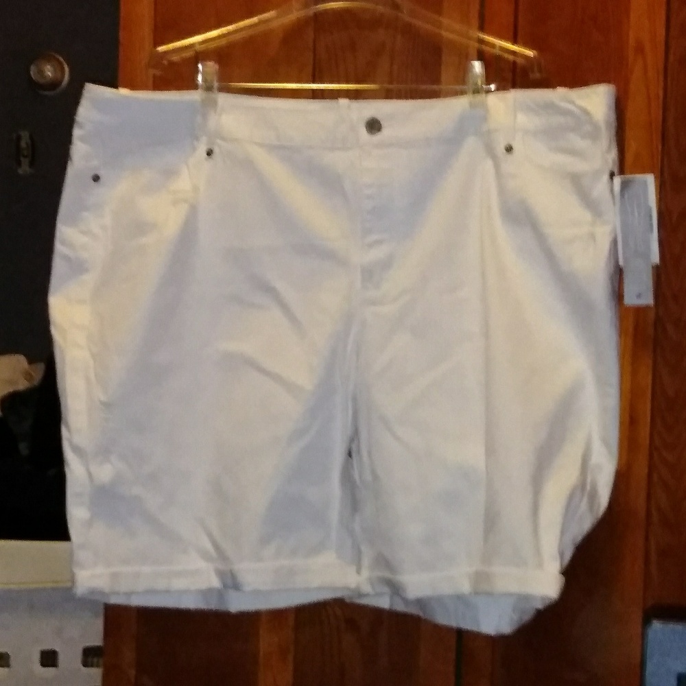 White Denim,Rolled leg shorts 28W 🦃 "2/$15 sale"